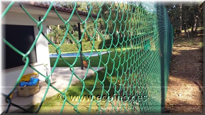 Instalación de valla de simple torsión color verde y panel rígido Ecoinox