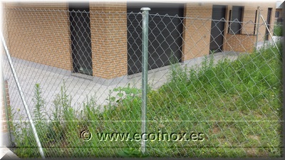 Instalación vallas de simple torsión color galvanizada y puertas electrosoldadas , Girona.