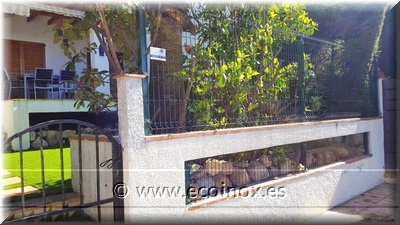 Renovació jardí gespa artificial Garbi tancament panells