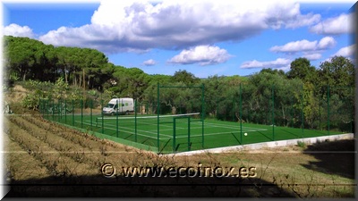 Construcció de pista de tennis: gespa artificial, tancament perimetral i il·luminació
