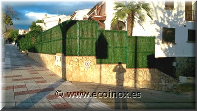 acondicionamiento de césped artificial e instalación de valla de panel rígido en S'Agaró.