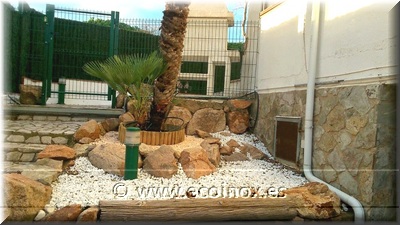acondicionamiento de césped artificial e instalación de valla de panel rígido en S'Agaró.