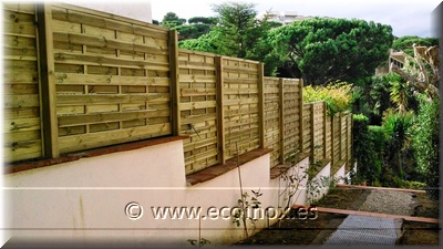 Colocación de valla de madera de pino tratado en Sant Feliu de Guíxols.