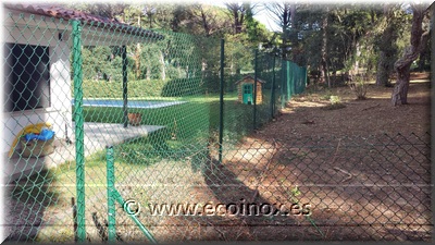 Instalación de valla de simple torsión color verde y panel rígido en la Urbanización del Golf de Sta. Cristina d’Aro.