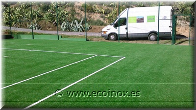 Construcció de pista de tennis: gespa artificial, tancament perimetral i il·luminació